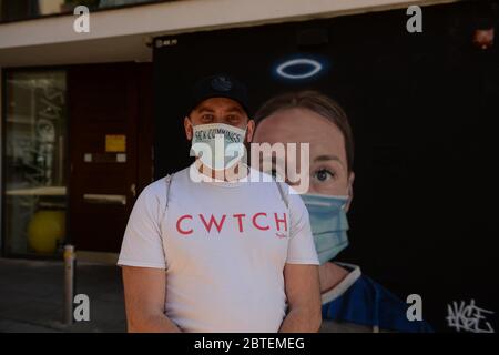 MANCHESTER, Royaume-Uni UNE personne portant un masque facial PPE proclamant « ACK CUMMINGS », alors que les appels se font jour pour que le chef du premier ministre Boris Johnson, SPAD, Dominic Cummings, soit démis de sa position pour avoir bafoué les règles de verrouillage qu'il a contribué à créer, lundi 25 mai 2020 (Credit: Pat Scaasi | MI News) Credit: MI News & Sport /Alay Live News Banque D'Images