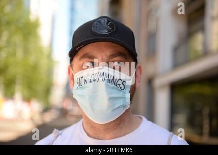 MANCHESTER, Royaume-Uni UNE personne portant un masque facial PPE proclamant « ACK CUMMINGS », alors que les appels se font jour pour que le chef du premier ministre Boris Johnson, SPAD, Dominic Cummings, soit démis de sa position pour avoir bafoué les règles de verrouillage qu'il a contribué à créer, lundi 25 mai 2020 (Credit: Pat Scaasi | MI News) Credit: MI News & Sport /Alay Live News Banque D'Images