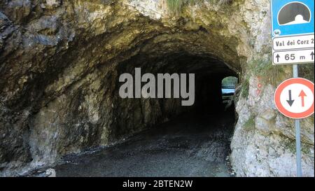Tunnel de la galerie sur les dolomites Banque D'Images