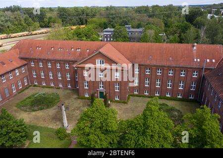 14 mai 2020, Brandebourg, Kirchmöser: Ce bâtiment abrite le service environnemental de la Deutsche Bahn dans le Brandebourg-Kirchmöser. (Enregistrement de drone) photo: Paul Zinken/dpa-Zentralbild/ZB Banque D'Images