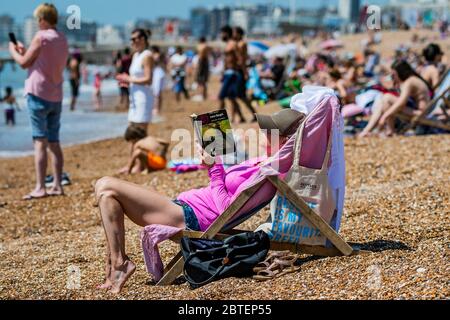 Brighton, Royaume-Uni. 25 mai 2020. Il est ensoleillé et les gens viennent à la plage et au bord de mer à Brighton, pendant les vacances de la banque lundi. Il est occupé mais encore plentyu de place pour la distanciation sociale. Le « verrouillage » facilité se poursuit pour l'épidémie du coronavirus (Covid, 19). Crédit : Guy Bell/Alay Live News Banque D'Images