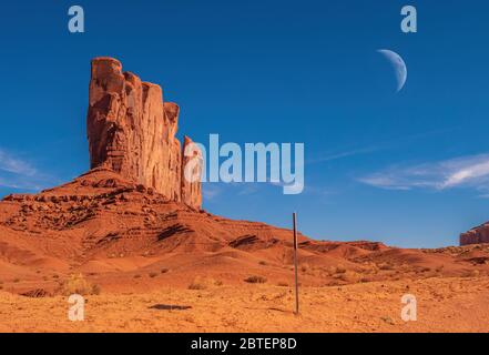 Monument Valley orange paysage avec lune et ciel bleu Banque D'Images