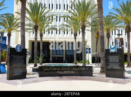 FULLERTON CALIFORNIA - 22 MAI 2020 : panneau à Langsdorf Hall à l'entrée principale de l'université d'État de Californie Fullerton, CSUF. Banque D'Images