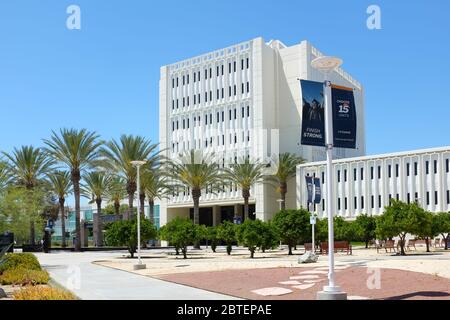 FULLERTON CALIFORNIA - 22 MAI 2020 : Langsdorf Hall à l'entrée principale de l'Université d'État de Californie Fullerton, CSUF. Banque D'Images