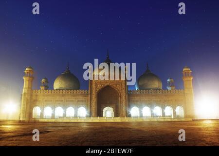 Belle vue nocturne de la mosquée Badshahi, Lahore, Pakistan Banque D'Images