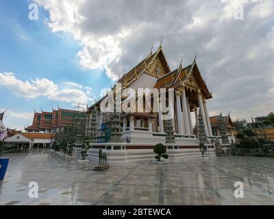 Belle architecture ancienne du temple bouddhiste Wat Suthat Thepwararam à Bangkok, Thaïlande Banque D'Images