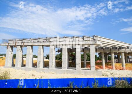 Construction d'une nouvelle route et d'un nouvel échangeur de transport. Travaux sur des structures en béton armé et sur la surface de la route. Banque D'Images