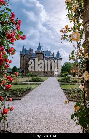 Vieux jardin historique au Château de Haar pays-Bas Utrecht par une belle journée d'été, jeunes couples hommes et femmes de milieu d'âge marchant dans le jardin du château Banque D'Images