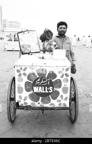 Portrait d'un homme qui vend de la glace à Clifton Beach, Karachi, Pakistan 26/06/2012 Banque D'Images