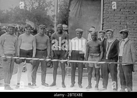 Jack Johnson et entraîneur dans camp - Marty Cutle, W. Burns, C. Respress, Jack Skully, J. Debray, Perkins CA. 1910-1915 Banque D'Images