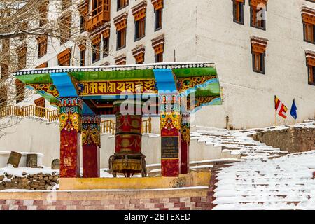 Roue de prière située dans le monastère Thiksey à Ladakh située à Jammu-et-Cachemire, Inde. On pense que le fait de tourner ces roues apporte de la chance. Banque D'Images