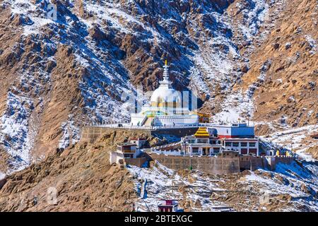 Le stupa est l'un des stupas anciens et les plus anciens situés dans la ville de Leh, Ladakh, Jammu & Cachemire, Inde, Asie. Shanti stupa est un endroit calme et paisible. Banque D'Images