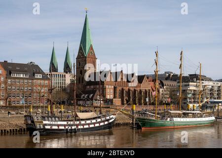 Brême, Blick über die Weser auf die Liebfrauenkirche, dahinter die Domtürme Banque D'Images