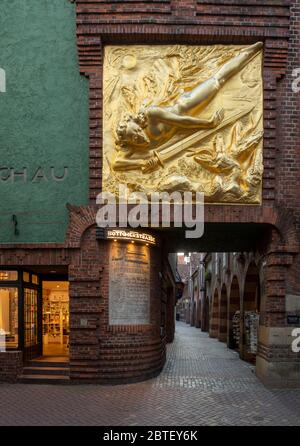 Bremen, Eingang zur Böttcherstraße, mit dem Fassadenrelief Der Lichtbringer von Bernhard Hoetger Banque D'Images