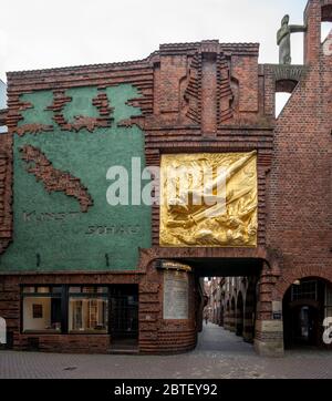 Bremen, Eingang zur Böttcherstraße, mit dem Fassadenrelief Der Lichtbringer von Bernhard Hoetger Banque D'Images