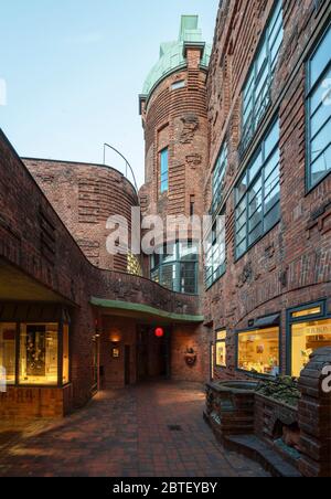 Bremen, Böttcherstraße, Handwerkerhof mit Sieben-Faulen-Brunnen von Hoetger, Paula-Moderson-Becker-Museum Banque D'Images