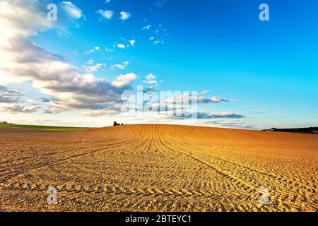 Paysage agricole, champ de culture arable après plantation mécanisée. Agriculture labourée linéaire sur les collines. Minsk, Bélarus Banque D'Images