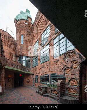 Bremen, Böttcherstraße, Handwerkerhof mit Sieben-Faulen-Brunnen von Hoetger, Paula-Moderson-Becker-Museum Banque D'Images