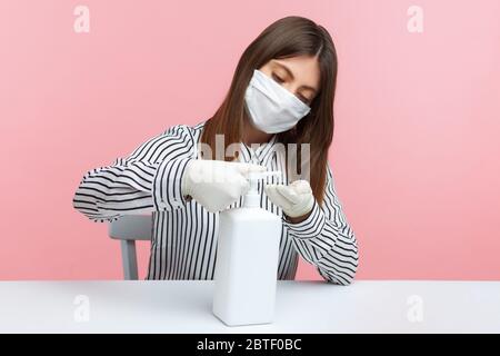 Hygiène, mesures préventives pendant la quarantaine du coronavirus. Femme employé pompant l'assainisseur, se laver les mains avec du savon, gel antiseptique. Désinfection à Banque D'Images