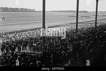 Spectateurs debout pendant la course à cheval au parc Belmont, long Island, New York CA. 1913 Banque D'Images