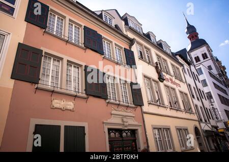 La maison Beethoven sur la rue Bonngasse, berceau du compositeur Ludwig van Beethoven, en arrière-plan l'église Namen-Jesu, Bonn, Nord RHI Banque D'Images