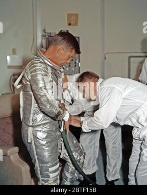 (1962) --- L'astronaute Walter M. Schirra Jr., pilote de la Mercury-Atlas 8 (MA-8) Terre-orbital spaceflight, passe par un correspondant de l'exercice dans Hanger 'S' à Cap Canaveral plusieurs semaines avant la date prévue pour le 3 octobre 1962, vol. Banque D'Images