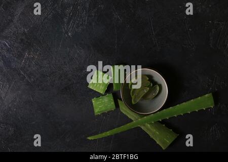souffleur d'aloe vera frais sur fond sombre Banque D'Images