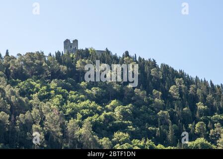 ancienne forteresse historique au-dessus du village de piediluco Banque D'Images