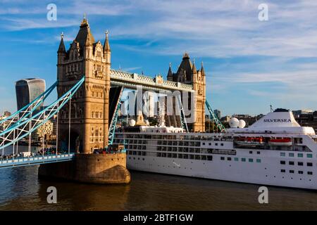 L'Angleterre, Londres, Silversea navire de luxe en passant par vent d'argent le Tower Bridge Banque D'Images