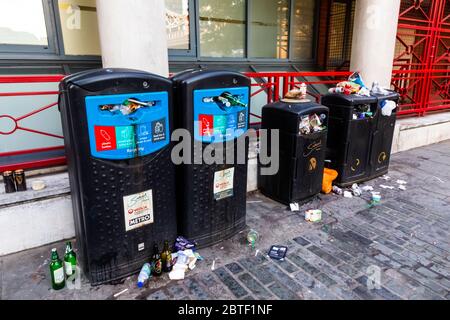 L'Angleterre, Londres, Southwark, débordant des poubelles Conseil Southwark Banque D'Images