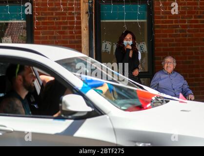 Un résident (aucun nom donné) de Gracewell d'Ascot lors de leur rencontre avec les visiteurs car le centre de soins a organisé une visite au drive-in pour que les résidents puissent voir leurs proches en toute sécurité. L'événement a été soigneusement conçu par l'équipe du foyer de soins, de sorte que tous les résidents restent à distance et que toutes les familles restent dans leur véhicule. Banque D'Images