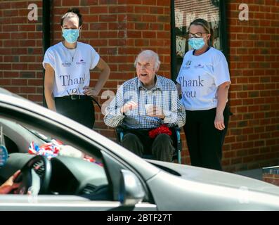 Un résident (aucun nom donné) de Gracewell d'Ascot lors de leur rencontre avec les visiteurs car le centre de soins a organisé une visite au drive-in pour que les résidents puissent voir leurs proches en toute sécurité. L'événement a été soigneusement conçu par l'équipe du foyer de soins, de sorte que tous les résidents restent à distance et que toutes les familles restent dans leur véhicule. Banque D'Images