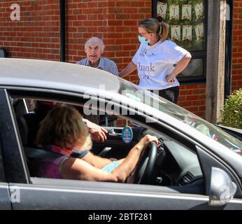 Un résident (aucun nom donné) de Gracewell d'Ascot lors de leur rencontre avec les visiteurs car le centre de soins a organisé une visite au drive-in pour que les résidents puissent voir leurs proches en toute sécurité. L'événement a été soigneusement conçu par l'équipe du foyer de soins, de sorte que tous les résidents restent à distance et que toutes les familles restent dans leur véhicule. Banque D'Images