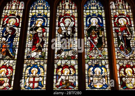 L'Angleterre, Somerset, Bath, Bath Abbey, vitrail représentant divers Saints Banque D'Images