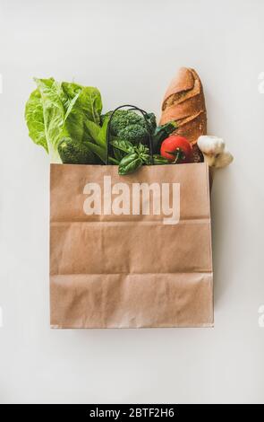 Épicerie en ligne saine alimentation shopping dans le sac de papier, vue du dessus Banque D'Images