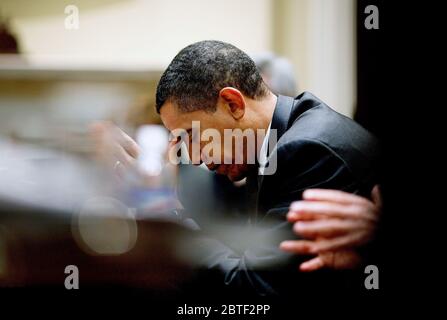 Le président Barack Obama lors d'une réunion de budget reflète dans la Roosevelt Room 1/29/09. Banque D'Images