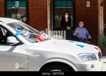 Un résident (aucun nom donné) de Gracewell d'Ascot lors de leur rencontre avec les visiteurs car le centre de soins a organisé une visite au drive-in pour que les résidents puissent voir leurs proches en toute sécurité. L'événement a été soigneusement conçu par l'équipe du foyer de soins, de sorte que tous les résidents restent à distance et que toutes les familles restent dans leur véhicule. Banque D'Images