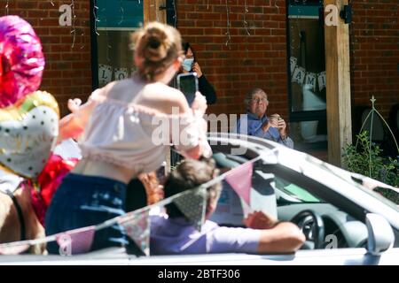 Un résident (aucun nom donné) de Gracewell d'Ascot lors de leur rencontre avec les visiteurs car le centre de soins a organisé une visite au drive-in pour que les résidents puissent voir leurs proches en toute sécurité. L'événement a été soigneusement conçu par l'équipe du foyer de soins, de sorte que tous les résidents restent à distance et que toutes les familles restent dans leur véhicule. Banque D'Images