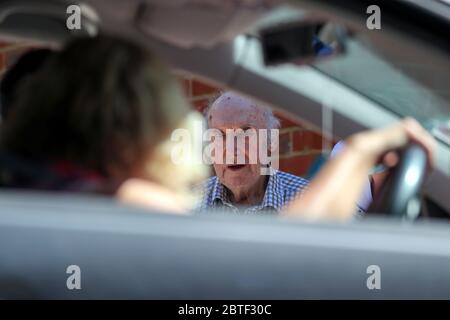 Un résident (aucun nom donné) de Gracewell d'Ascot lors de leur rencontre avec les visiteurs car le centre de soins a organisé une visite au drive-in pour que les résidents puissent voir leurs proches en toute sécurité. L'événement a été soigneusement conçu par l'équipe du foyer de soins, de sorte que tous les résidents restent à distance et que toutes les familles restent dans leur véhicule. Banque D'Images