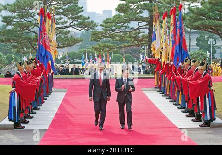 Le président Barack Obama marche avec le président sud-coréen Lee Myung-bak lors d'une cérémonie d'arrivée à la Maison Bleue à Séoul, Corée du Sud, 19 Novembre 2009 Banque D'Images