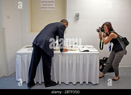 Le président Barack Obama des autographes livres à l'hôtel Shangri-La à Singapour avant de rencontrer le personnel de l'ambassade, le 15 novembre 2009. Banque D'Images