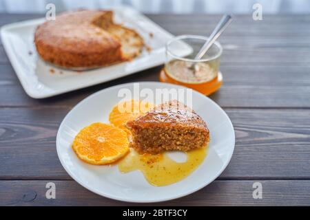 Gâteau orange maison sur une table de cuisine en bois sombre. Sans végétalien ni gluten Banque D'Images