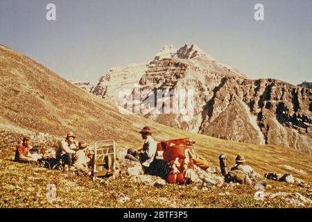 Juillet 1975- Igikpak Angiaak Montage de passer près de la rivière Roseau, camping et les campeurs en premier plan Banque D'Images