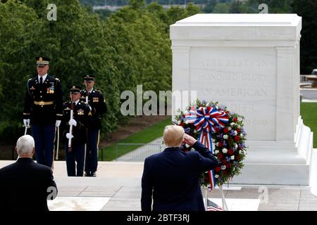 Le président Donald Trump salue la tombe du soldat inconnu dans le cimetière national d'Arlington, en l'honneur du jour du souvenir, le lundi 25 mai 2020, à Arlington, en Virginie, le vice-président Mike Pence est parti. (Photo de la PB/Alex Brandon) Banque D'Images