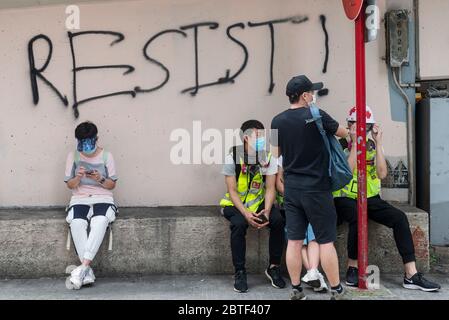 Les manifestants et les secouristes s'assoient dans les rues de la région de Causeway Bay tout en portant des masques pour prévenir la manifestation. Des arrestations et l'utilisation de canons à eau sont retournées dans les rues de Hong Kong, des centaines de manifestants défilant sur l'île de Hong Kong contre les projets de la Chine d'imposer une loi nationale sur la sécurité. Banque D'Images
