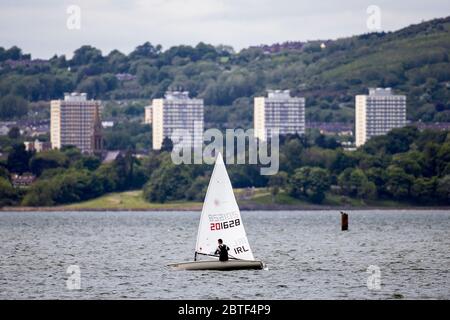 Le marin du Hollywood Yacht Club se rend à un jet laser avec le vent dans ses voiles sur Belfast Lough après la décision des dernières semaines par le cadre de l'Irlande du Nord de faciliter le verrouillage et de permettre des activités de plein air qui n'impliquent pas le contact partagé avec des surfaces dures, y compris certains sports nautiques. Banque D'Images