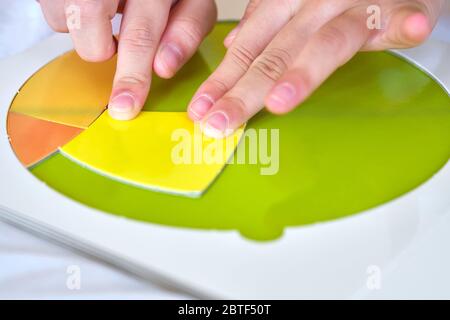Gros plan. Main d'enfant, main d'enfant jouant le puzzle d'un puzzle de couleur Banque D'Images