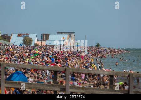 Southend-on-Sea, Royaume-Uni. 25 mai 2020. Un front de mer densément peuplé de Southend par un lundi de vacances ensoleillé, avec des centaines de spectateurs profitant du sable et de la mer malgré les préoccupations de santé publique liées au COVID-19. La scène capture des parasols, des tentes de plage et des nageurs, soulignant la tension entre les loisirs et la sécurité pandémique. L’image reflète le comportement public, les défis de distanciation sociale et le tourisme saisonnier dans l’Essex pendant la pandémie. Penelope Barritt/Alamy Live News Banque D'Images