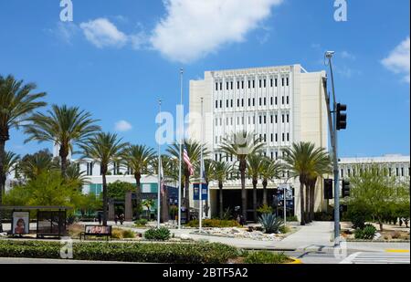 FULLERTON CALIFORNIA - 23 MAI 2020 : Langsdorf Hall à l'entrée principale de l'Université d'État de Californie Fullerton, CSUF. Banque D'Images