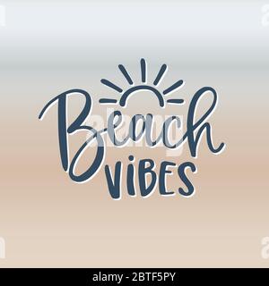 La plage est vibes. Une citation à la main avec icône en forme de soleil. Résumé texture floue de fond de la côte et de la mer. Citation inspirante à la main de Vector Illustration de Vecteur